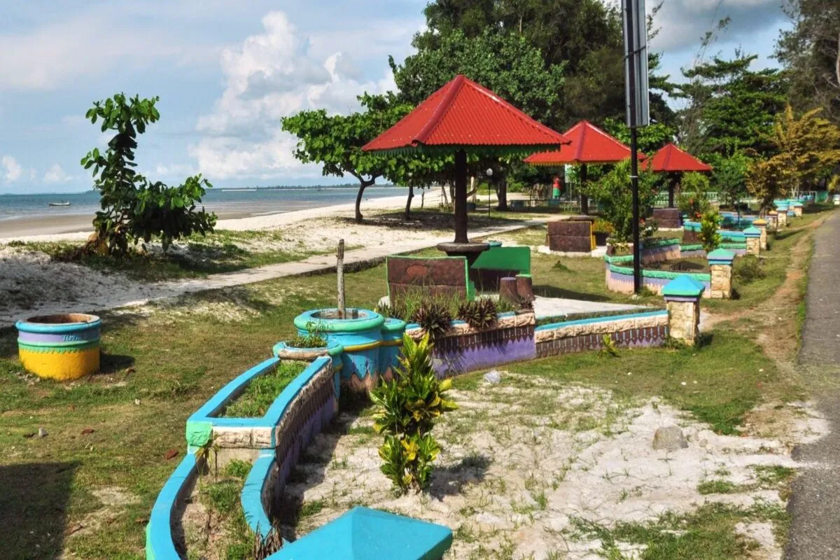 Menikmati Semilir Angin di Pantai Nyiur Melambai, Keindahan Alam di Belitung Timur