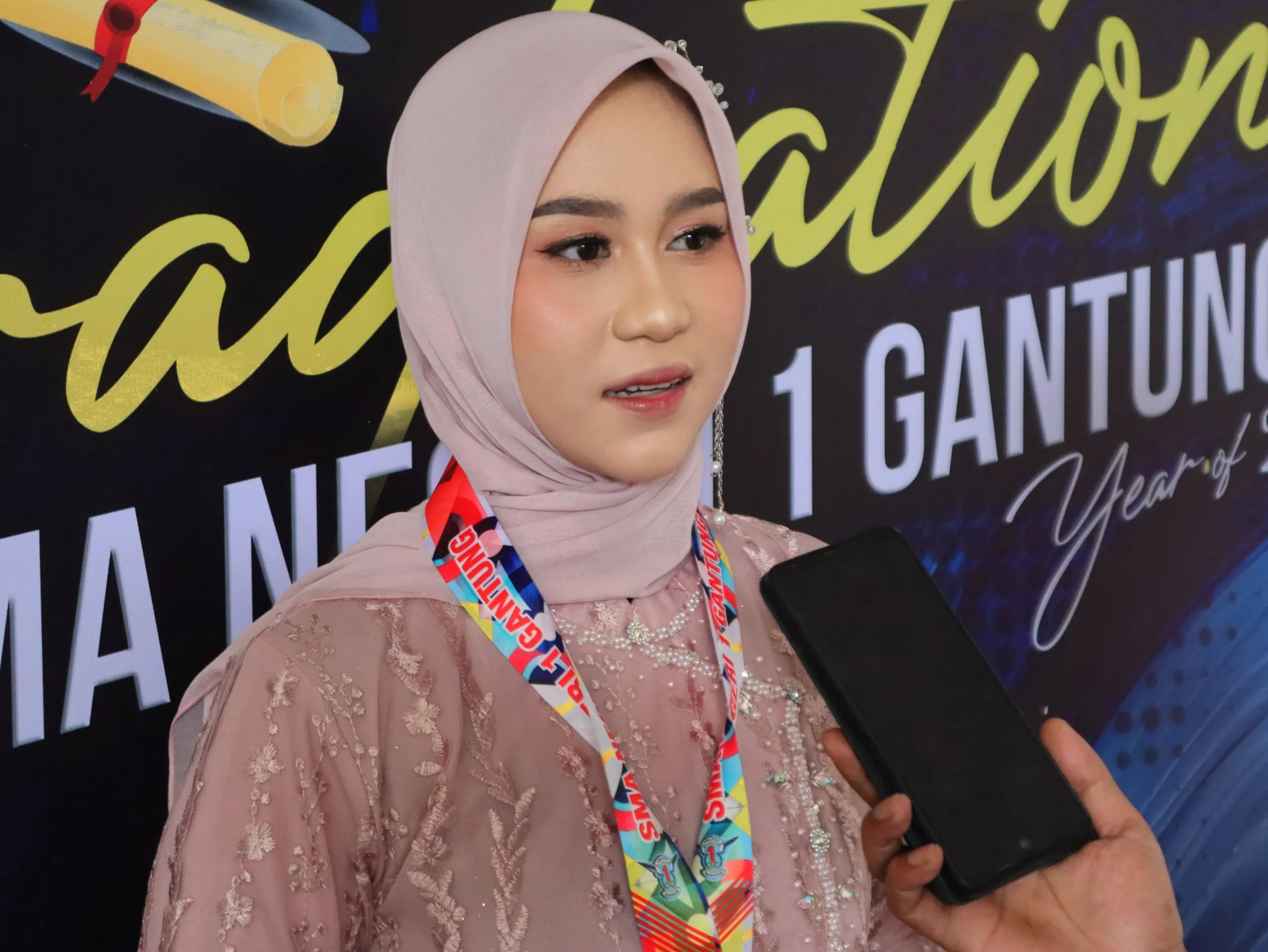 Nayla, Lulusan Terbaik SMAN 1 Gantung Dikasih Laptop Sama Bupati