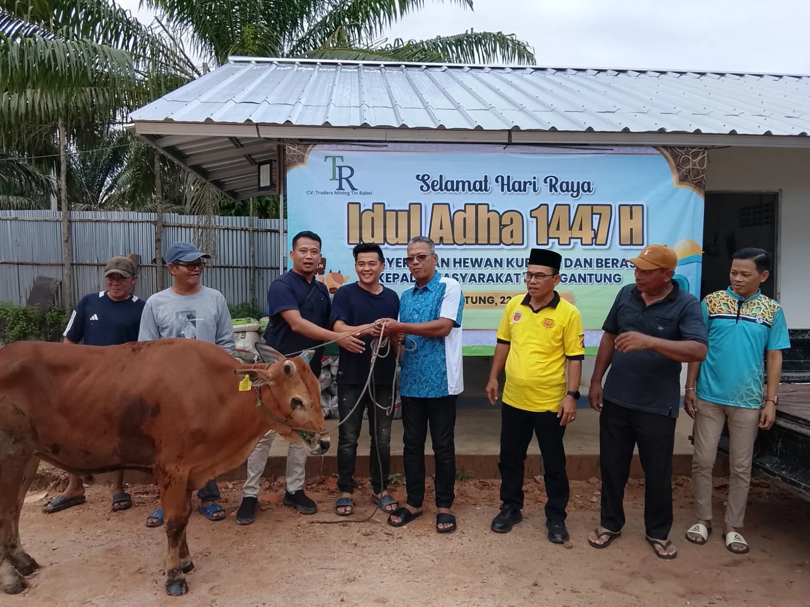 Wujud Kepedulian Sosial, CV. Traders Mining Tin Babel Berbagi Kurban dan Beras di Desa Gantung